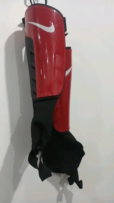 Canilleras Nike rojas para fútbol - miniatura 2