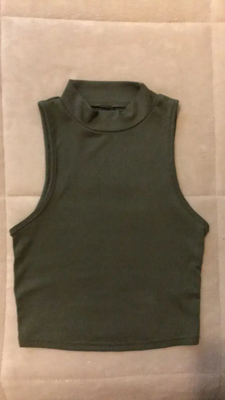 Top sin mangas verde oliva Shein - 1