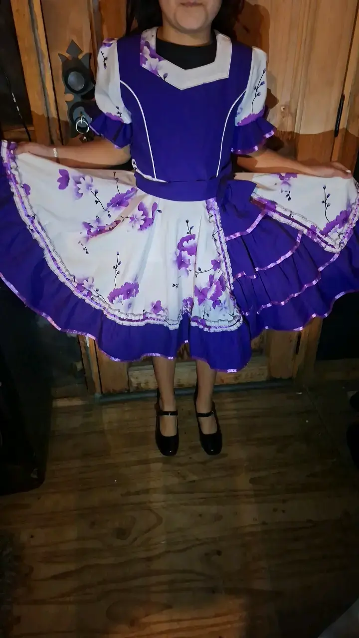 Vestido de huasa niña morado con flores - 1