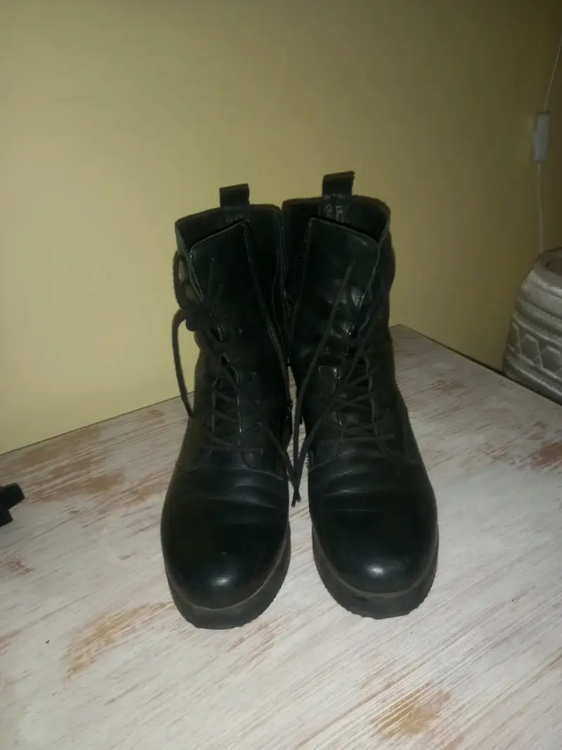 Botas de cuero negro en buen estado - 1