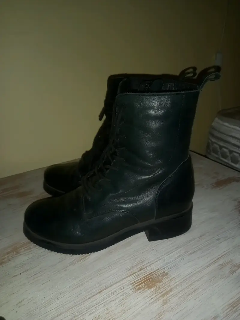 Botas de cuero negro en buen estado - 2