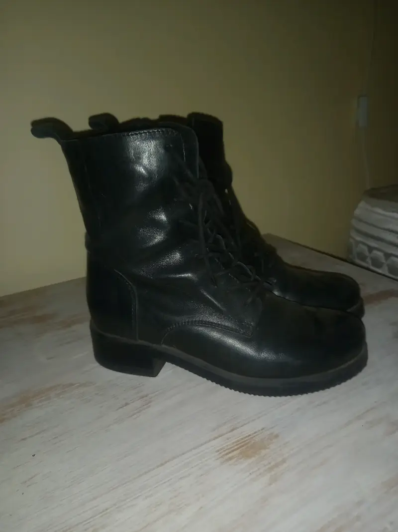 Botas de cuero negro en buen estado - 3