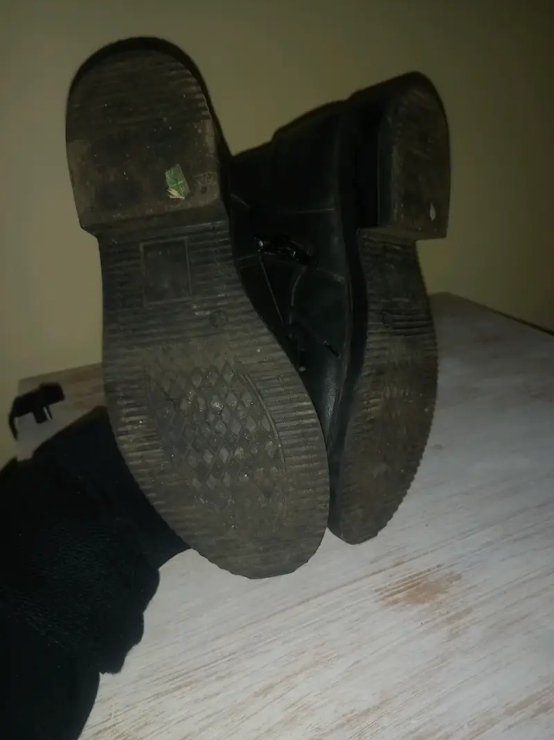 Botas de cuero negro en buen estado - 4