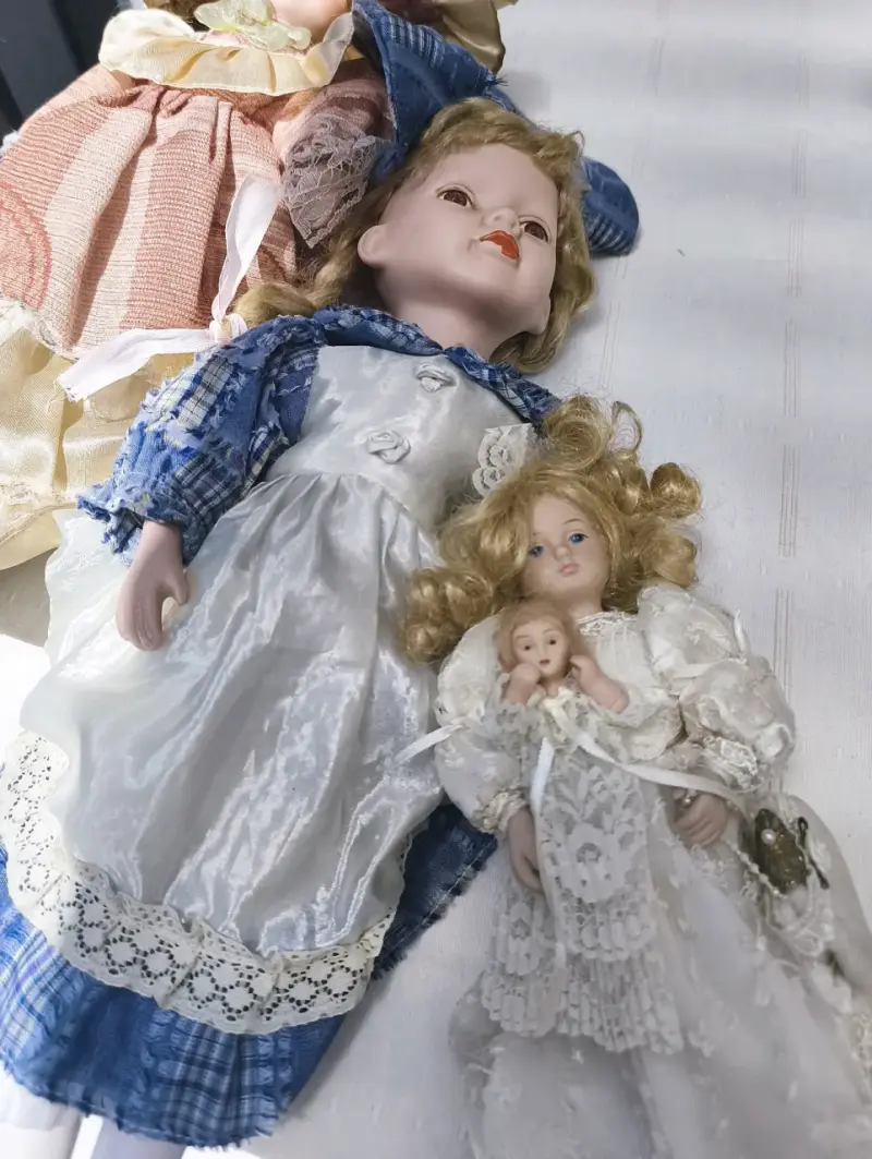 Muñecas de porcelana vintage con vestidos