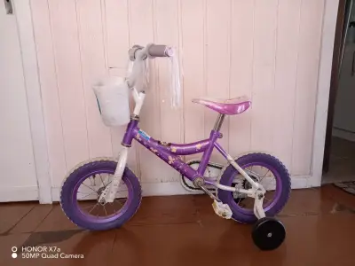Bicicleta infantil marca barbie - miniatura 1