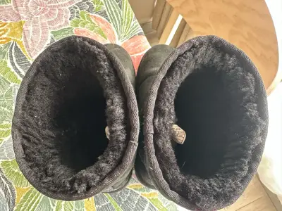 Botas UGG Australia negras de piel para mujer - miniatura 4