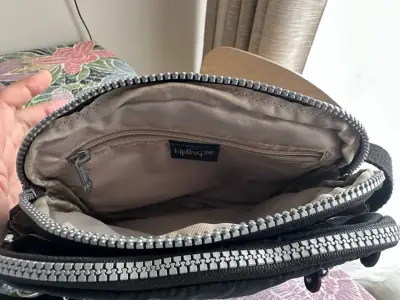 Cartera cruzada negra Kipling con llavero - miniatura 4