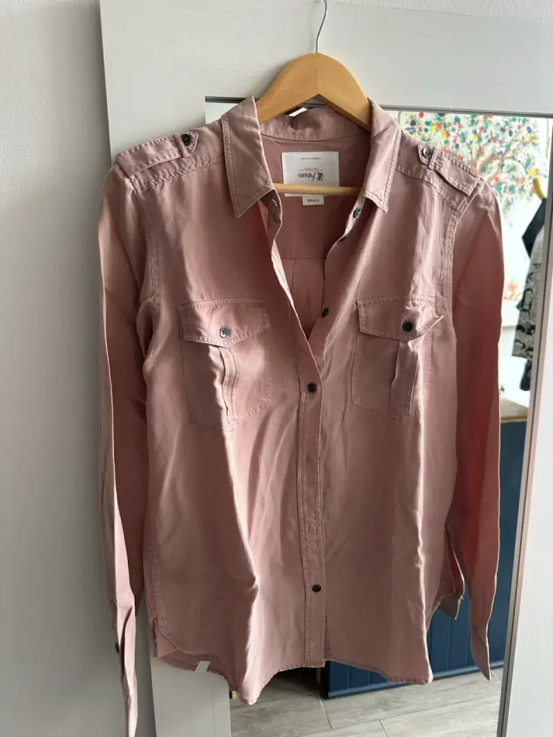 Camisa rosada de mujer con bolsillos - 1