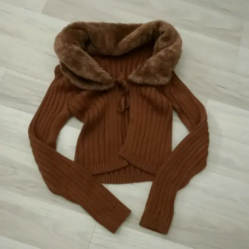 Suéter de punto con cuello de piel sintética