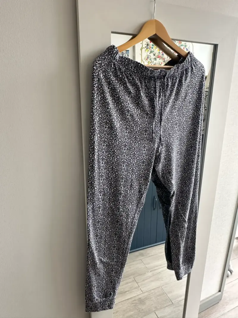 Conjunto de pijama negro con pantalón estampado - 2