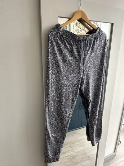 Conjunto de pijama negro con pantalón estampado - miniatura 2