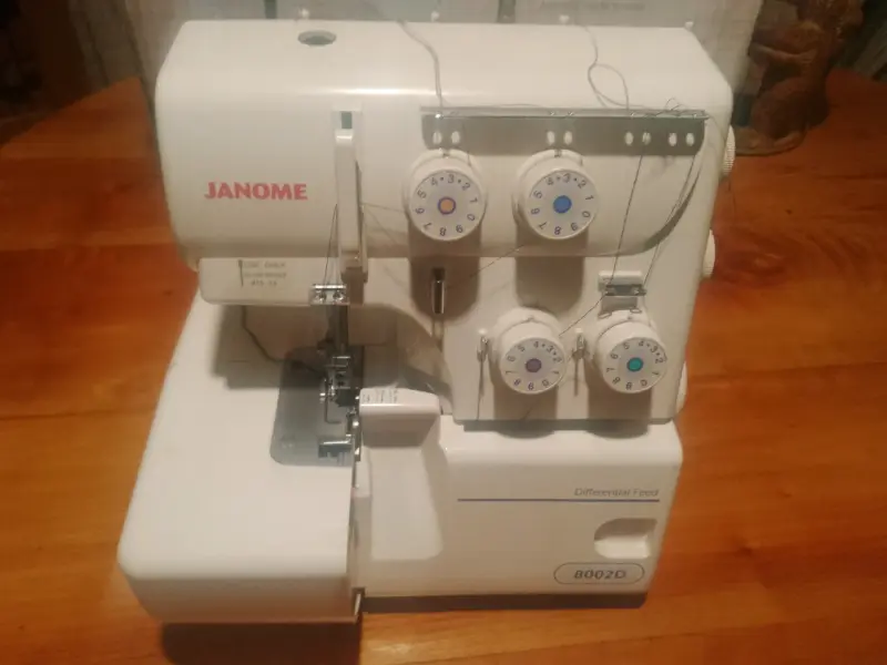 Máquina Overlock Janome 8002D en buen estado - 1