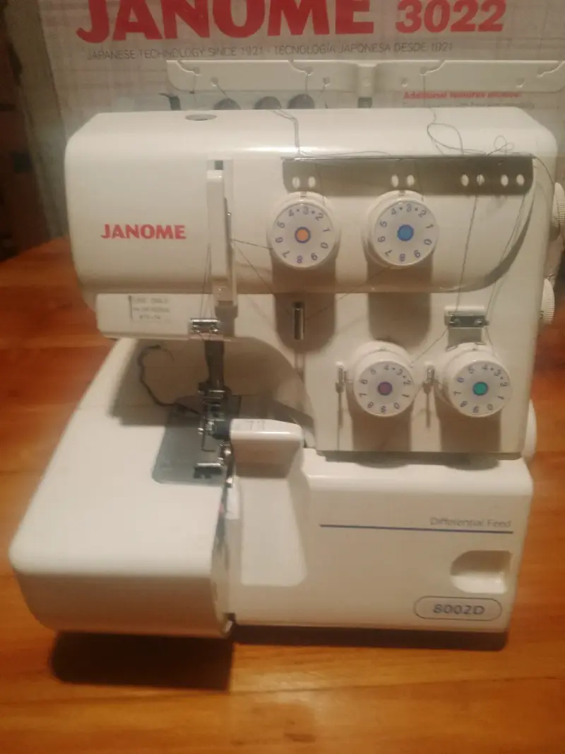 Máquina Overlock Janome 8002D en buen estado - 2