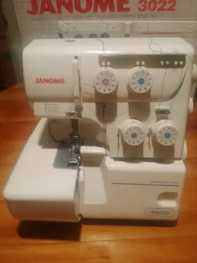 Máquina Overlock Janome 8002D en buen estado - miniatura 2
