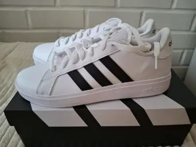 Zapatillas deportivas blancas Adidas con rayas negras - miniatura 1