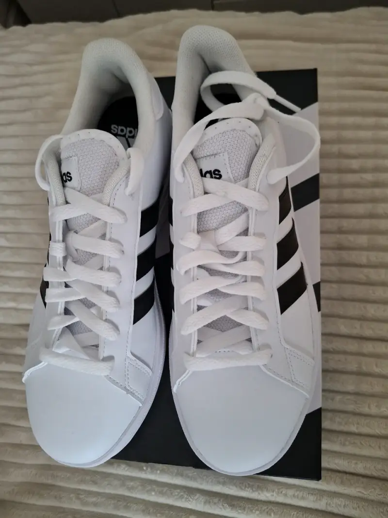 Zapatillas deportivas blancas Adidas con rayas negras - 2