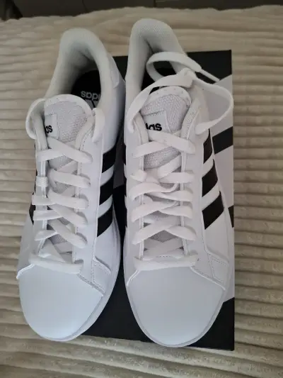Zapatillas deportivas blancas Adidas con rayas negras - miniatura 2