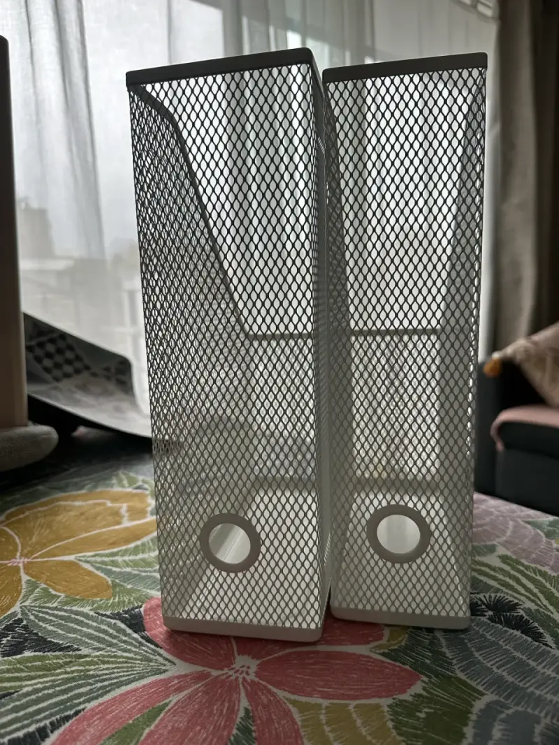 Revisteros metálicos blancos para oficina - 1