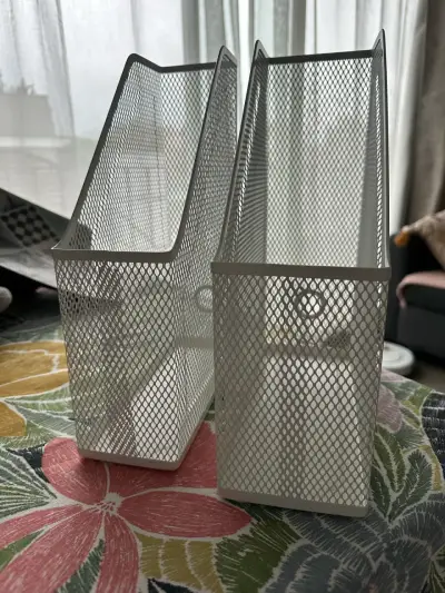 Revisteros metálicos blancos para oficina - miniatura 2