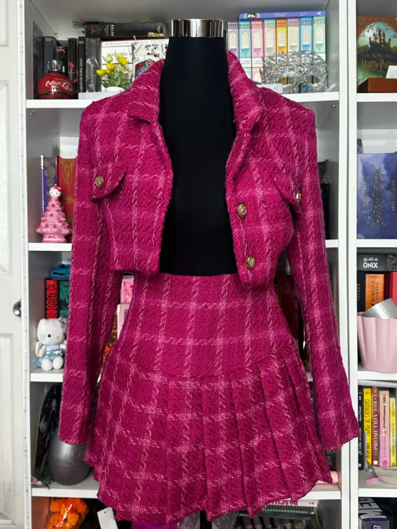 Conjunto de chaqueta y falda fucsia elegante - 1