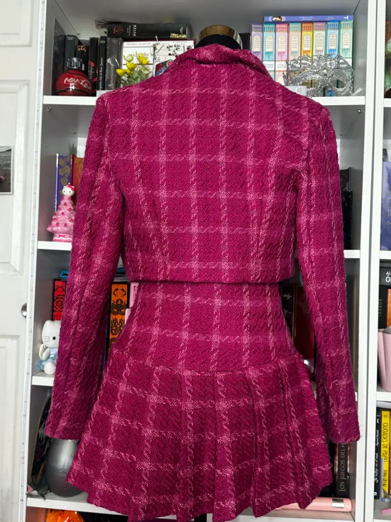 Conjunto de chaqueta y falda fucsia elegante - 2