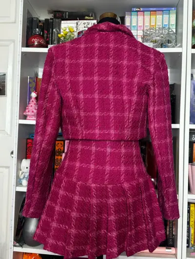 Conjunto de chaqueta y falda fucsia elegante - miniatura 2