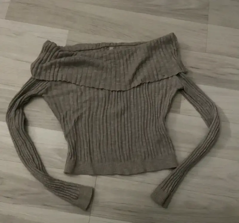 Suéter de punto marrón con cuello caído