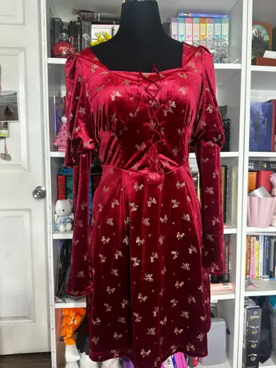 Vestido de terciopelo rojo con diseño de lazos - miniatura 1