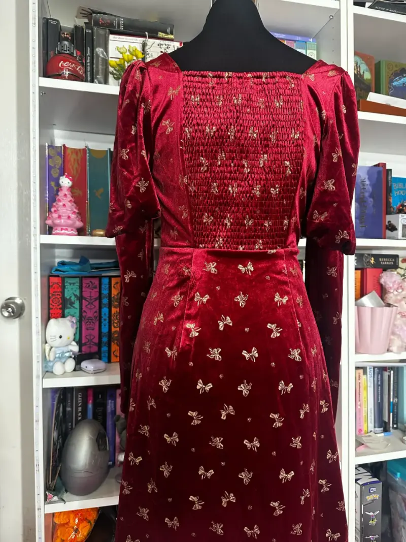 Vestido de terciopelo rojo con diseño de lazos - 2
