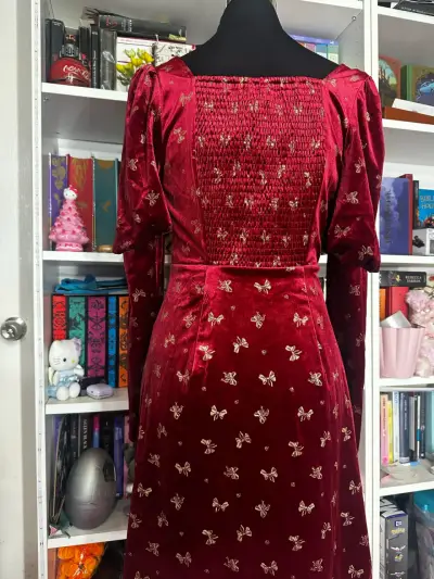 Vestido de terciopelo rojo con diseño de lazos - miniatura 2