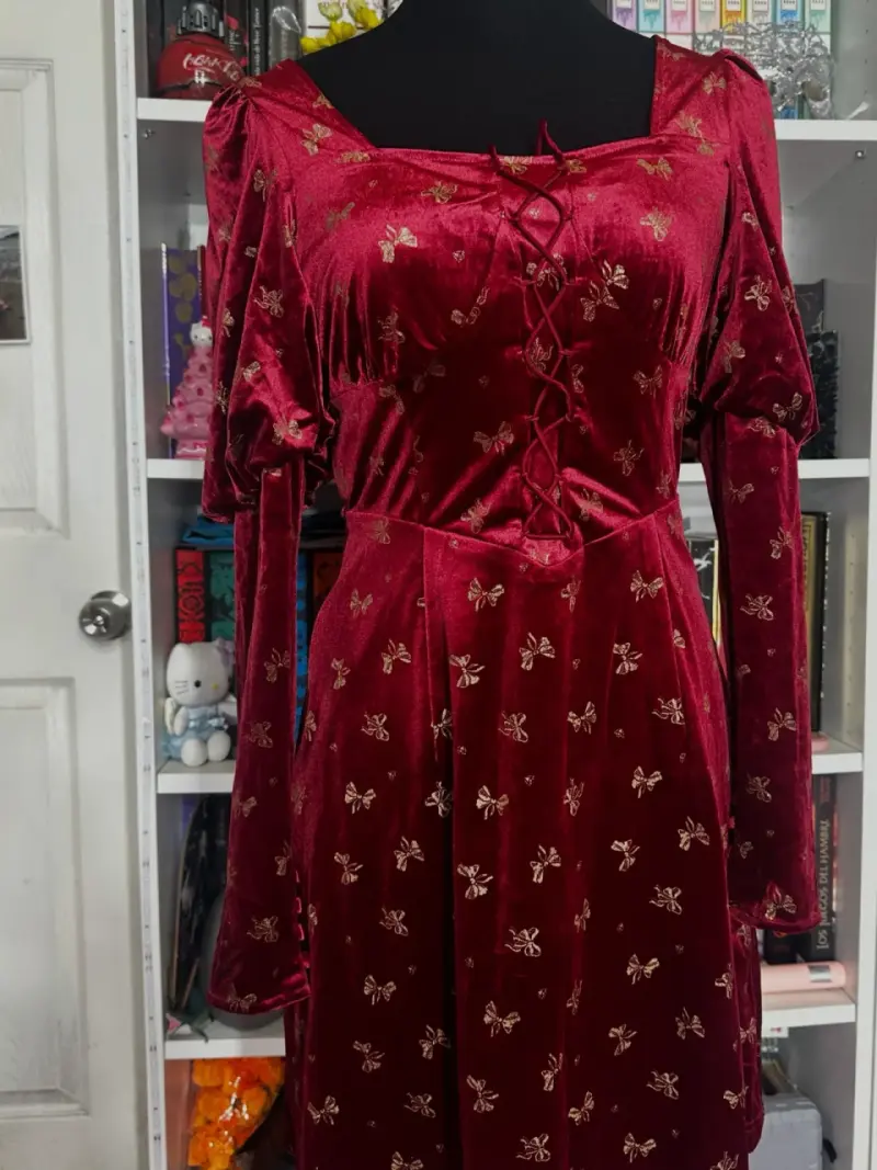 Vestido de terciopelo rojo con diseño de lazos - 3