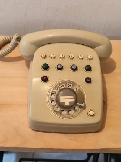 Teléfono antiguo de disco beige. - miniatura 1