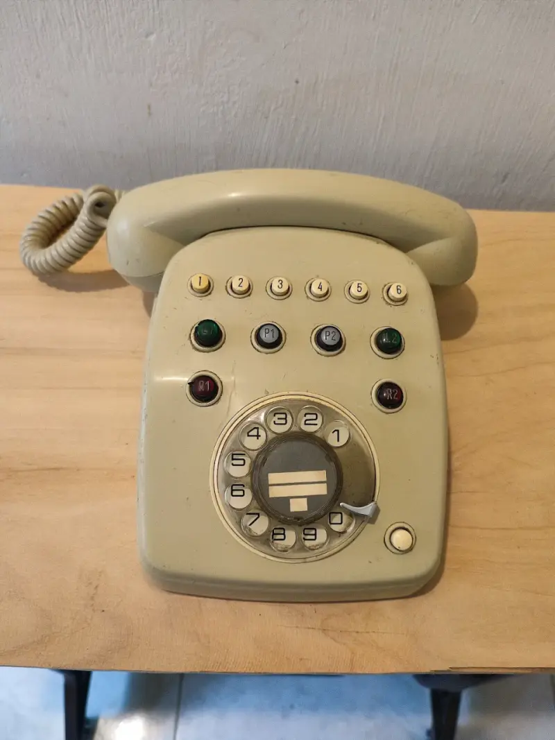 Teléfono antiguo de disco beige. - 2