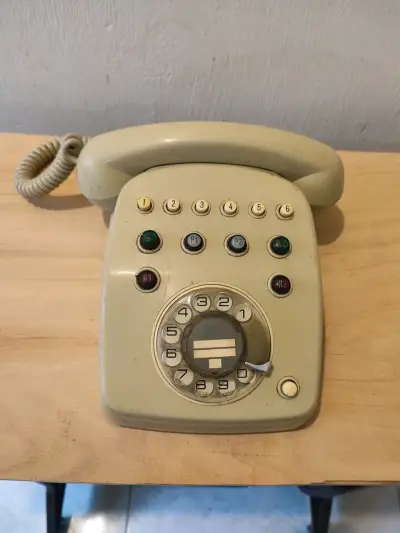Teléfono antiguo de disco beige. - miniatura 2