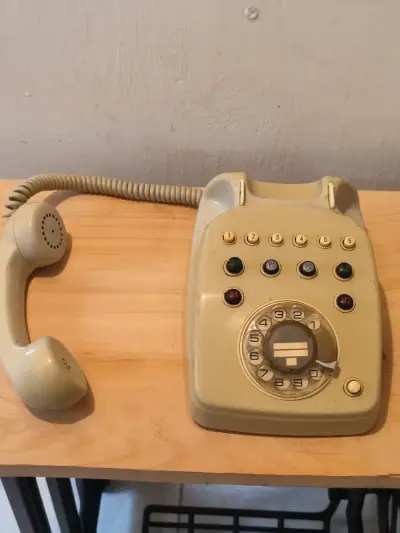 Teléfono antiguo de disco beige. - miniatura 3