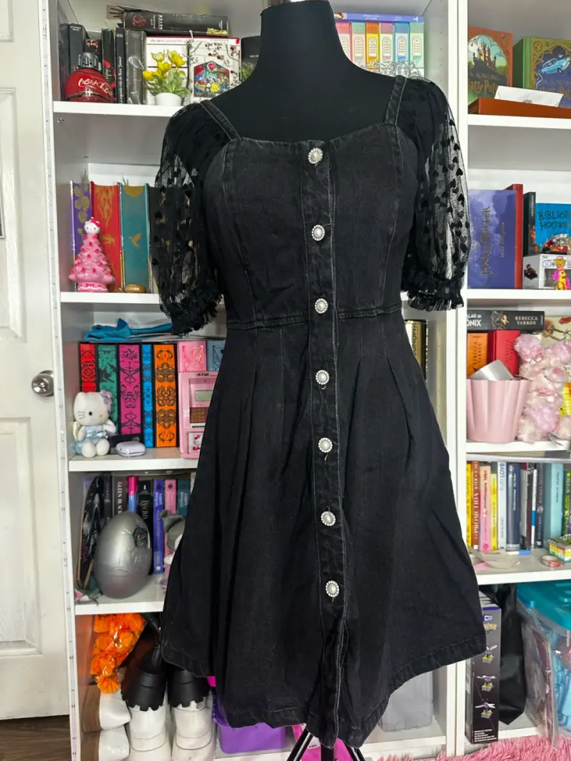 Vestido negro con mangas de encaje - 1