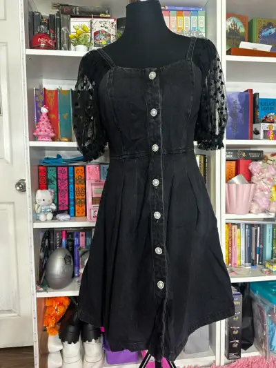 Vestido negro con mangas de encaje - miniatura 1