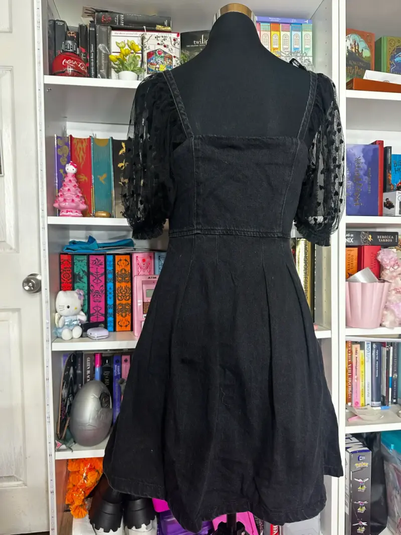 Vestido negro con mangas de encaje - 2