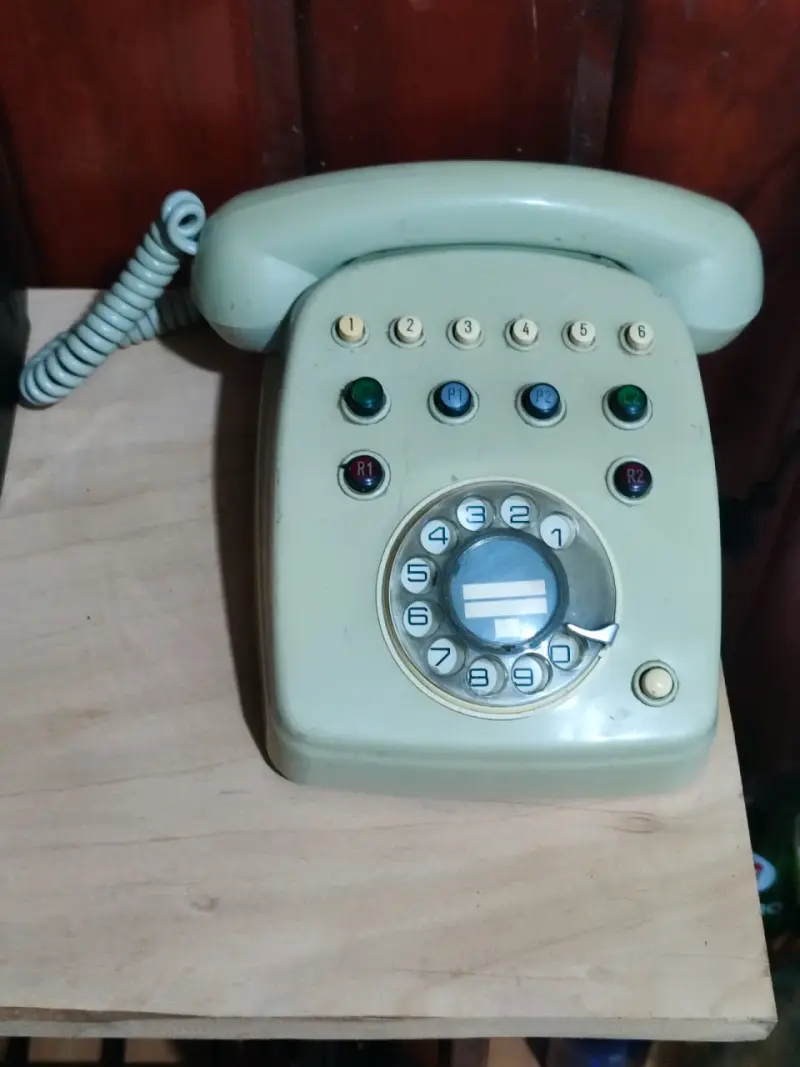 Teléfono antiguo de disco beige. - 5