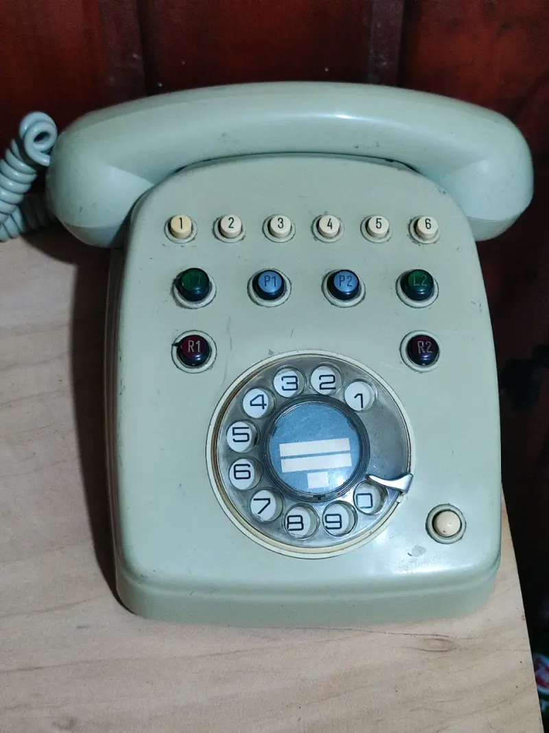 Teléfono antiguo de disco beige. - 6