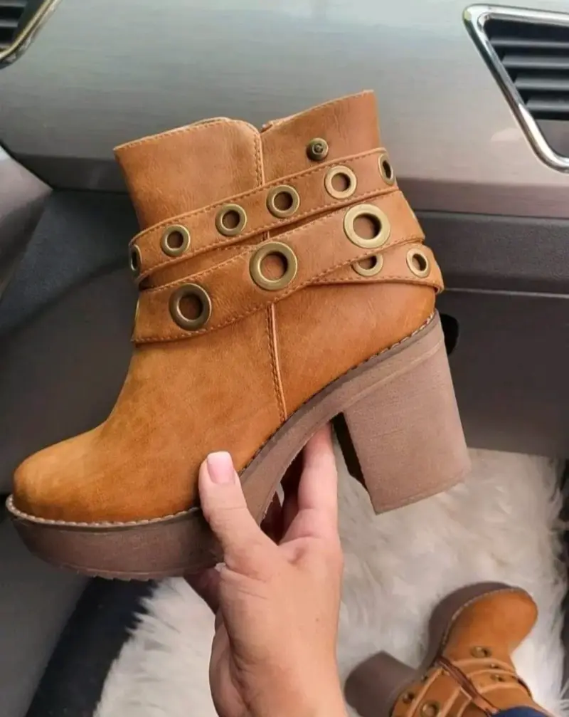 Botines de tacón alto color camel con ojales decorativos