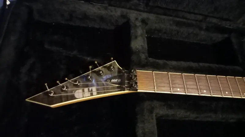 Guitarra eléctrica LTD M-200 con estuche rígido - 2