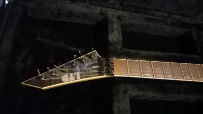 Guitarra eléctrica LTD M-200 con estuche rígido - miniatura 2