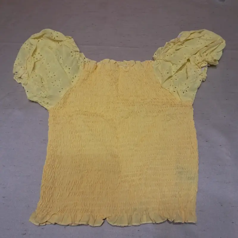Blusa amarilla con mangas farol bordadas - 2