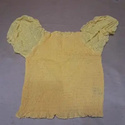 Blusa amarilla con mangas farol bordadas - miniatura 2