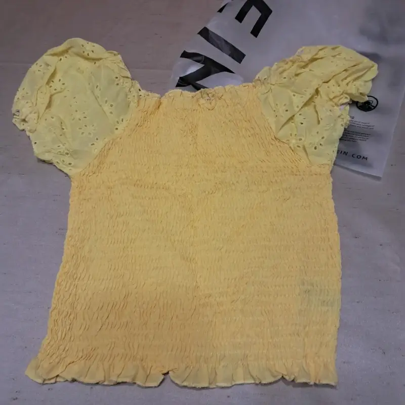 Blusa amarilla con mangas farol bordadas - 3