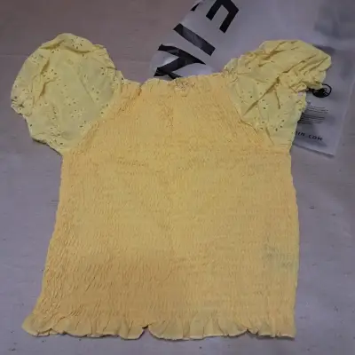 Blusa amarilla con mangas farol bordadas - miniatura 3