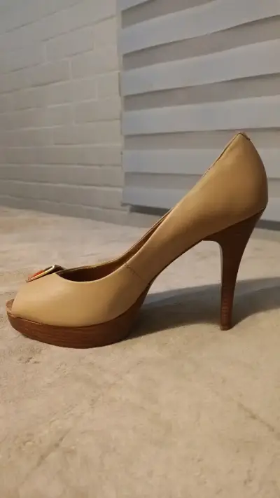 Zapatos de tacón beige con detalle frontal - miniatura 1