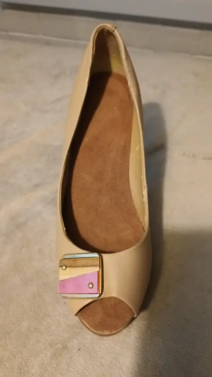 Zapatos de tacón beige con detalle frontal - 2