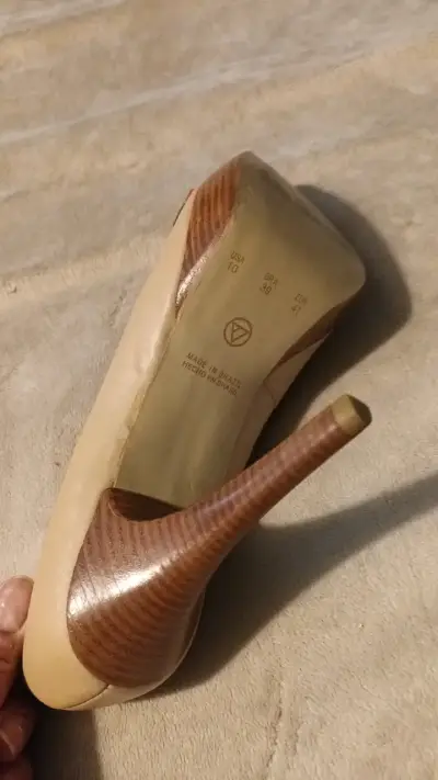 Zapatos de tacón beige con detalle frontal - miniatura 3